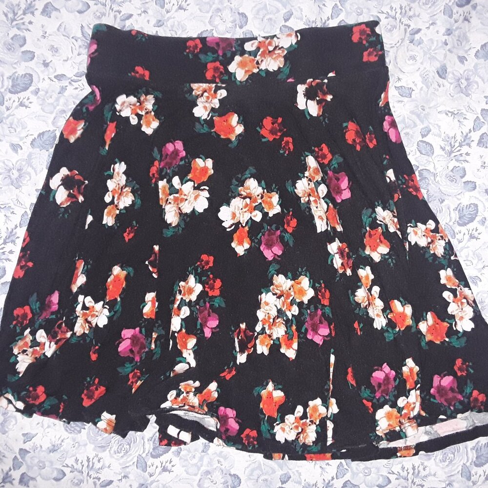 Decree junior small black w/ flowers, band waist, stretchy skirt